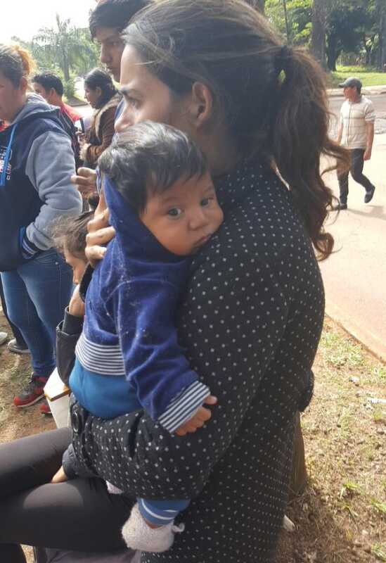 Pamela Villalba y su bebe en la chacra 189