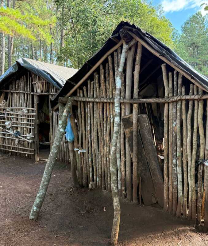 Santa María: familias guaraníes de Pindo Jú se sienten abandonadas y reclaman sus derechos esenciales 3 Pesimas condiciones de las viviendas mientras el Estado esta ausente
