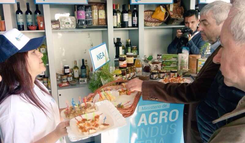 Producido por la agricultura familiar 4 Nestor Roulet desgusta chutneuy de mamon y tomate