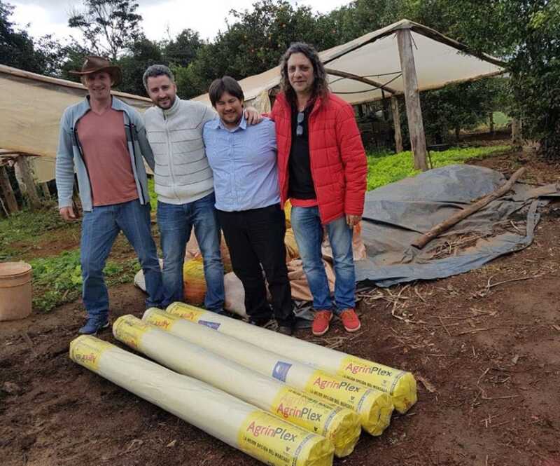 Gobernador Roca: producción de alimentos sin agrotóxicos y con un gran rendimiento 3 Productor con diputado Sereno y Funcionarios de Agricultura familiar