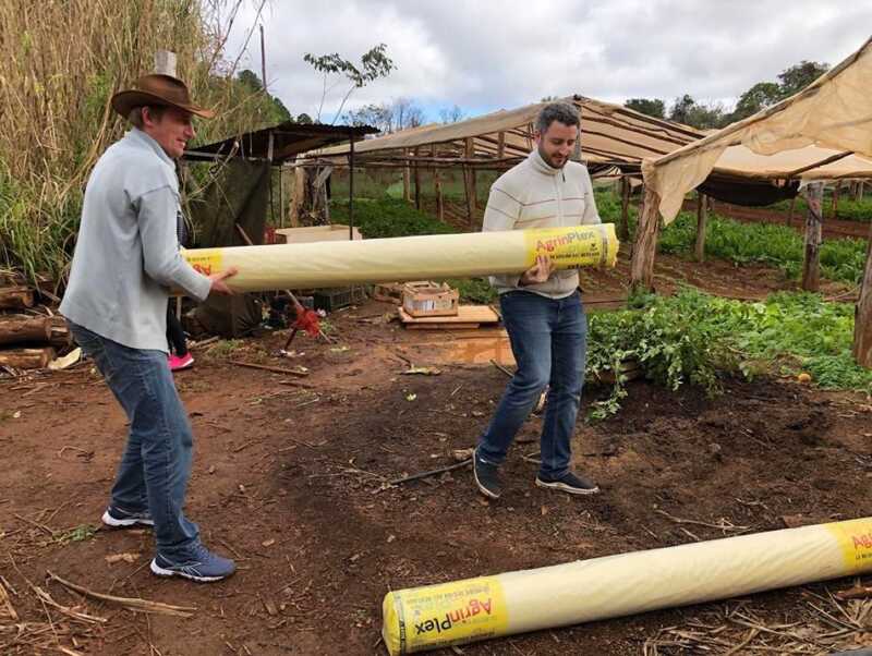Gobernador Roca: producción de alimentos sin agrotóxicos y con un gran rendimiento 4 Productor recibiendo protectores para sus invernaculos