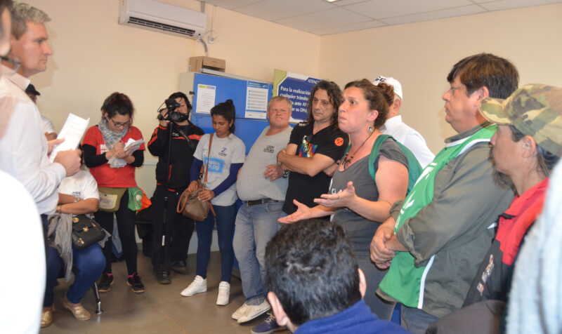 Contra el hambre y el ajuste: la Coordinadora Provincial se movilizó en todo Misiones 3 Reunion con el delegado de Anses Marcelo Julien