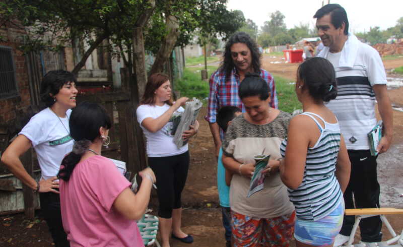 Posadas: en la chacra 222, más de cien familias reclaman la regularización de sus terrenos 2 Sereno con vecinos de la chacra 222 de Posadas
