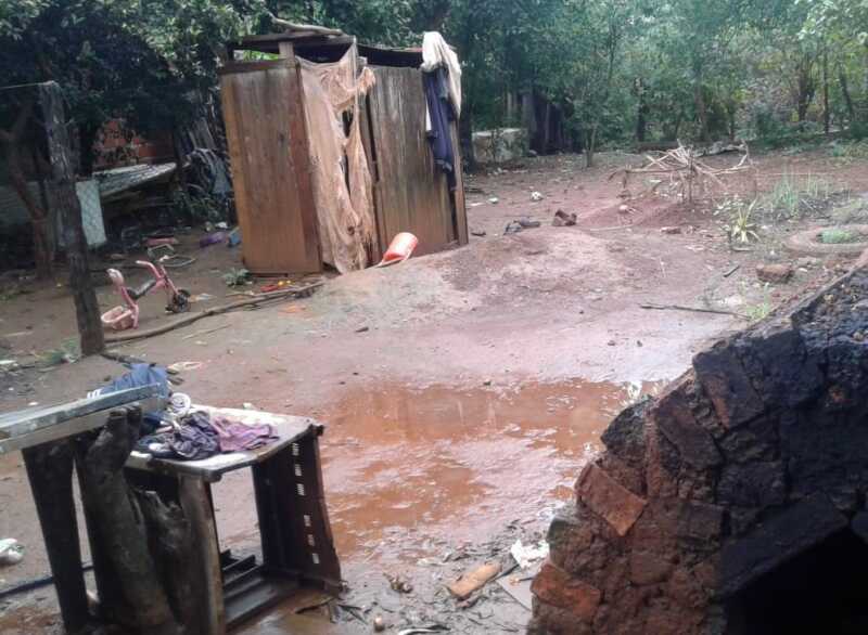 Silvia y su famlia deben arreglarse con una letrina que esta en el patio de la casa