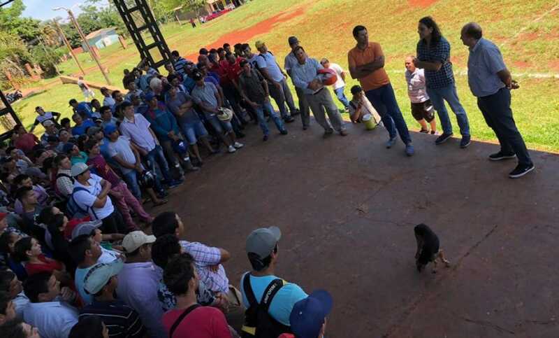 Tareferos reunidos con Sereno en Villa Bonita