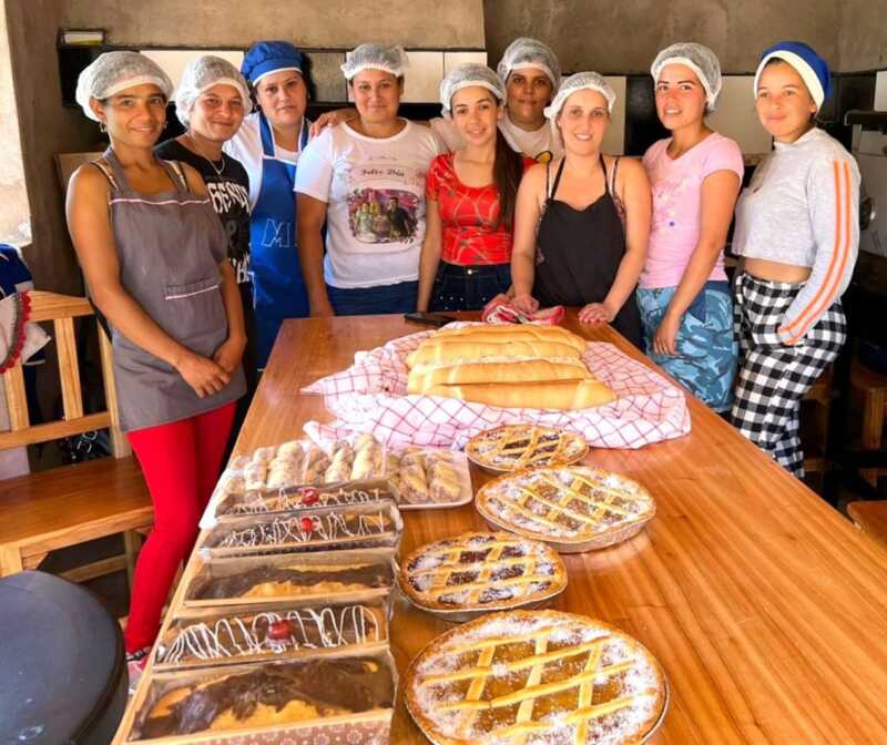 Trabajadoras de la economia popular elaboran panificados en Obera