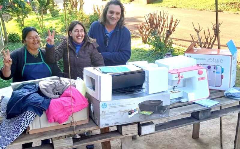Trabajadoras de la economia popular reciben insumos para confeccionar ropas