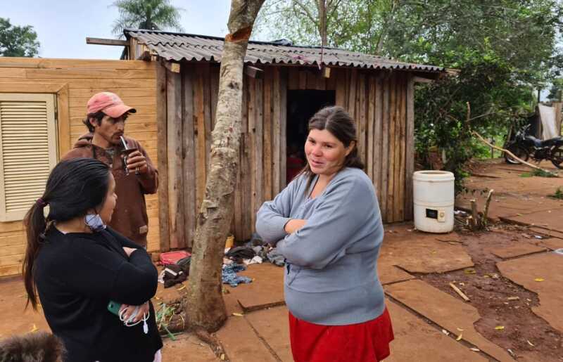 Familias de un barrio de Puerto Leoni necesitan camas y colchones: sus hijos duermen en el piso húmedo 2 Una de las 6 familias de Puerto Leoni que necesitan ayuda del Estado2