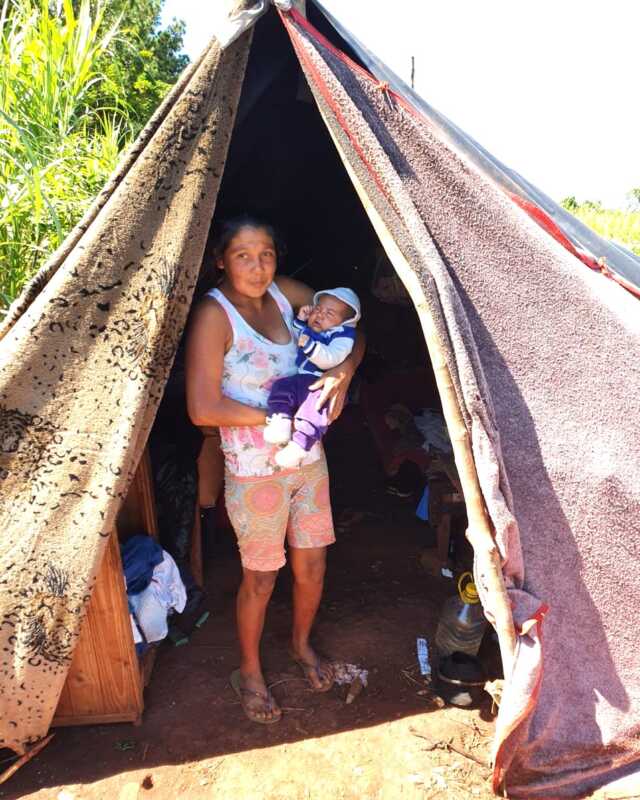 Una familia esta a la deriva viviendo en una carpa con tres ninos en Irigoyen1