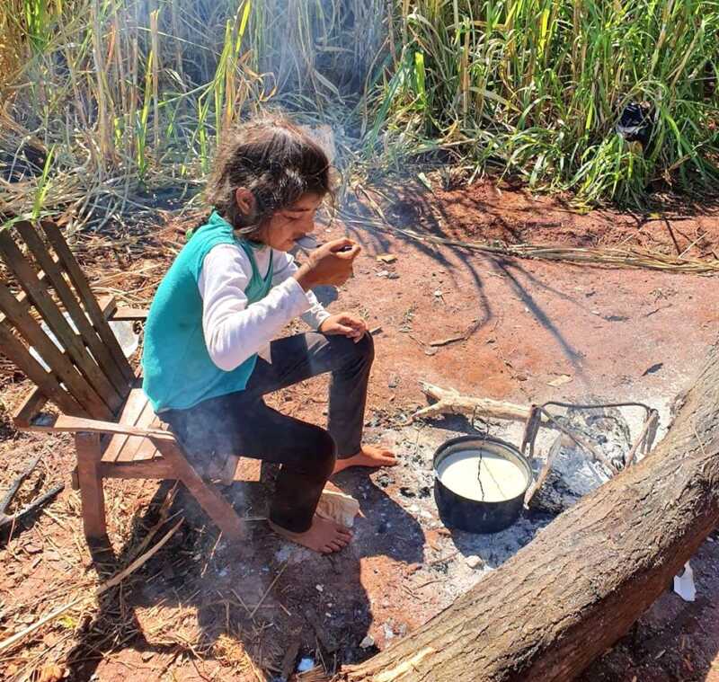 Una familia esta a la deriva viviendo en una carpa con tres ninos en Irigoyen2