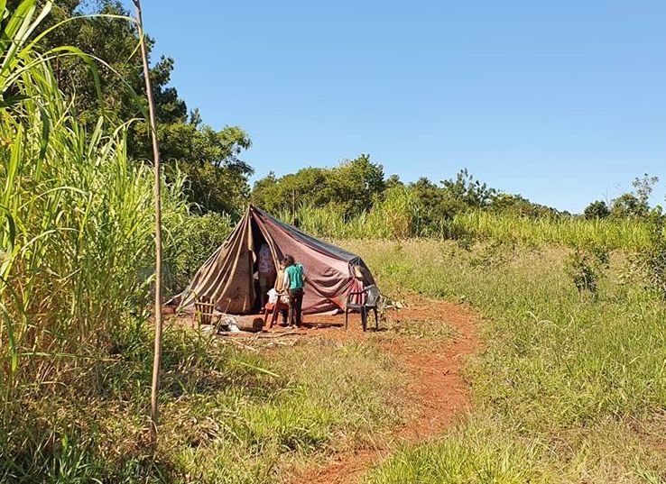 Una familia esta a la deriva viviendo en una carpa con tres ninos en Irigoyen3