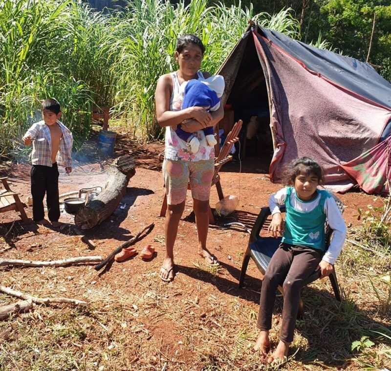 Una familia esta a la deriva viviendo en una carpa con tres ninos en Irigoyen4