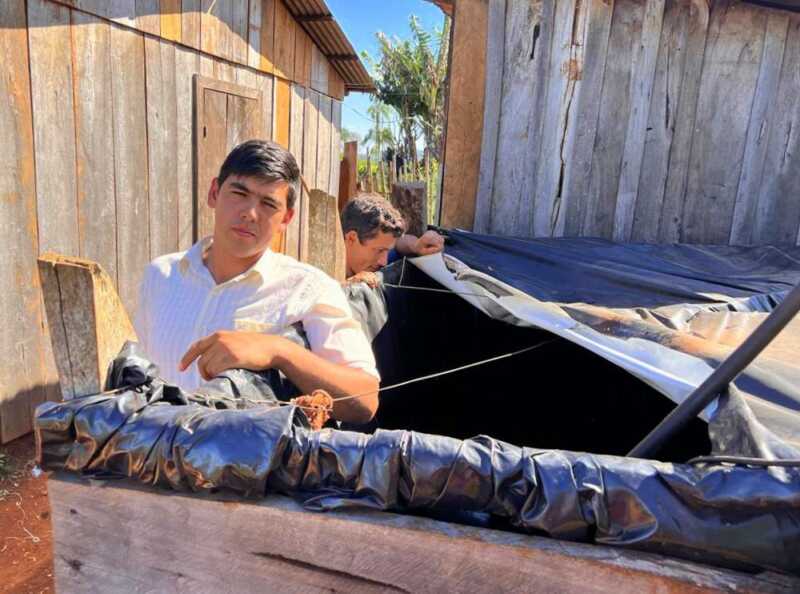 San Vicente: más de 40 familias del paraje Las Tunas reclaman agua potable con urgencia 2 Uno de los jovenes productores recolecta junto a otros vecinos agua de lluvia para uso diario
