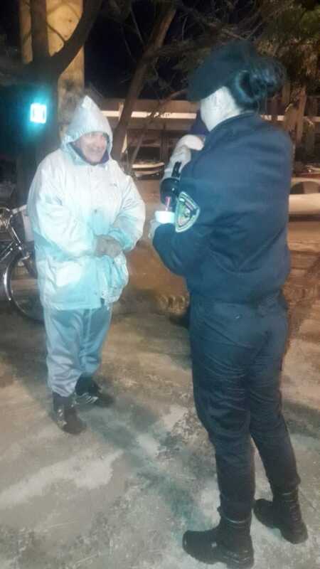 Solidarios: cadetes de la Policía sirvieron café y galletitas a personas en situación de calle 2 WhatsApp Image 2018 06 04 at 07.24.29