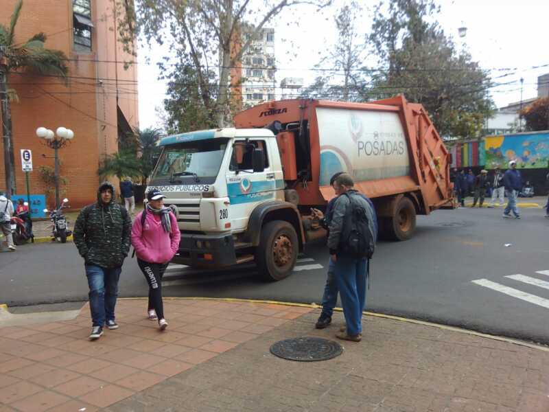 Nuevo paro de empleados públicos de la Municipalidad afecta a la recolección de residuos en Posadas 1 WhatsApp Image 2018 07 11 at 08.34.09