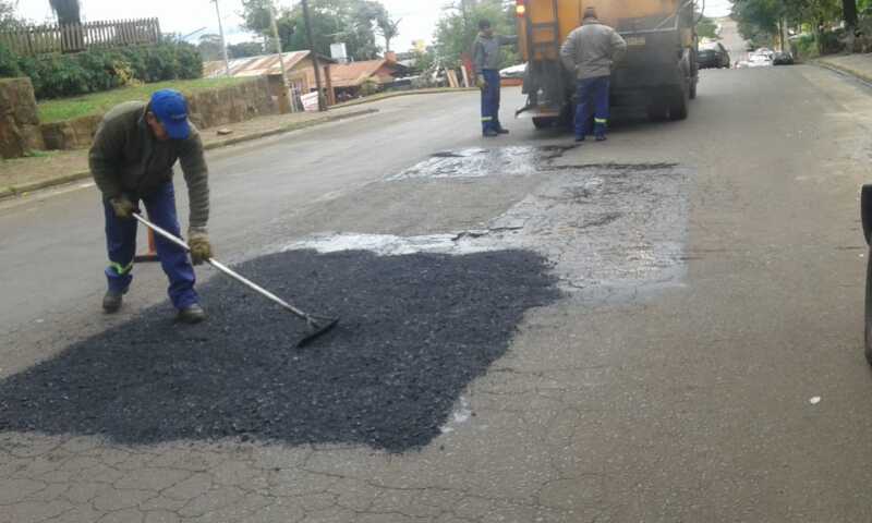 Posadas: realizaron tareas de bacheo sobre la avenida Santa Catalina 1 WhatsApp Image 2018 07 11 at 09.20.47