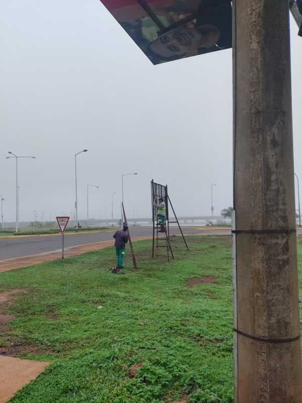 Comenzó el retiro de carteles en Posadas tras las elecciones 1 WhatsApp Image 2023 05 08 at 10.24.49