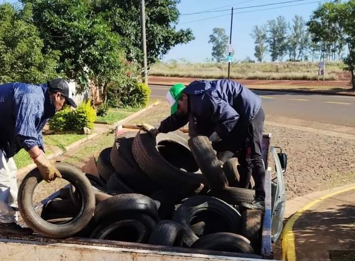 Continúan los operativos de control focal y descacharrización en los barrios posadeños 1 WhatsApp Image 2023 05 21 at 09.55.11