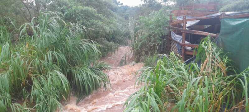 Policías asisten a los afectados por las fuertes lluvias en toda la provincia 2 WhatsApp Image 2024 05 02 at 10.32.43
