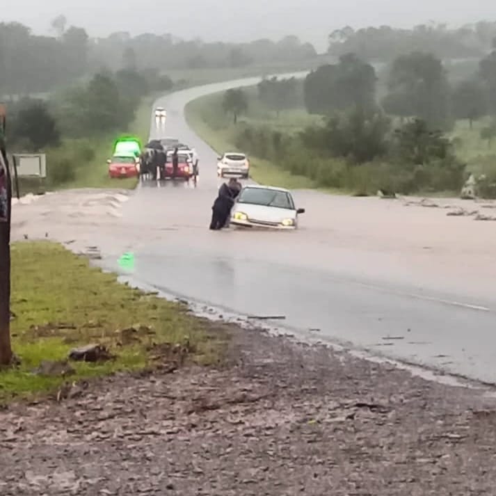 Policías asisten a los afectados por las fuertes lluvias en toda la provincia 3 WhatsApp Image 2024 05 02 at 10.32.47