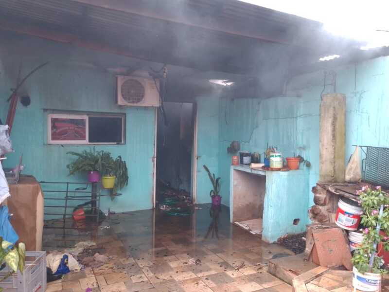 Incendio en una vivienda de Posadas: dos personas lograron escapar ilesas 1 WhatsApp Image 2024 11 12 at 09.58.41 1