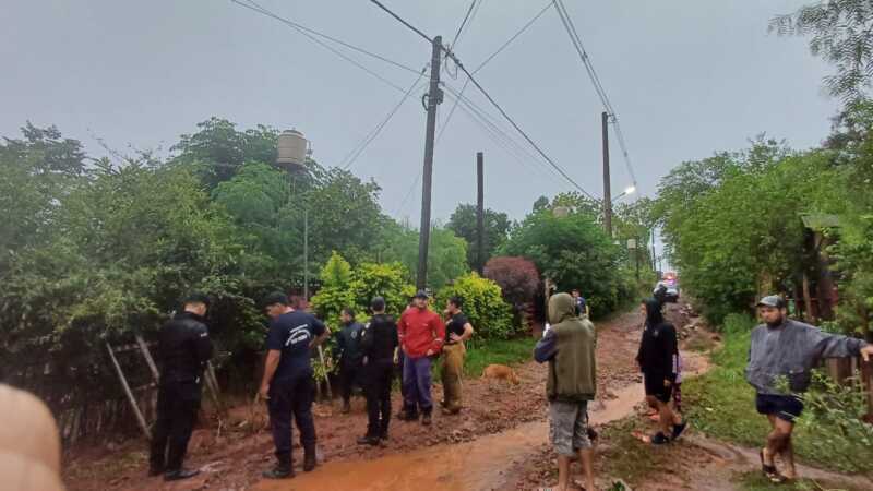 Policías asisten a afectados de toda la provincia por el temporal 3 WhatsApp Image 2024 12 07 at 13.17.31
