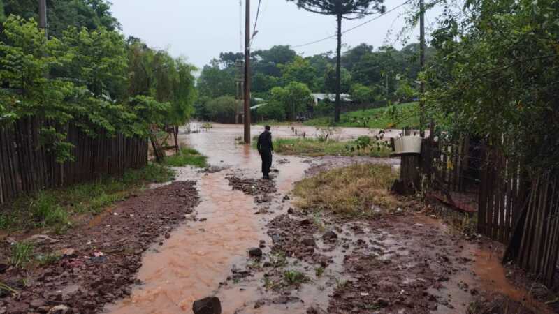 Policías asisten a afectados de toda la provincia por el temporal 1 WhatsApp Image 2024 12 07 at 13.17.32