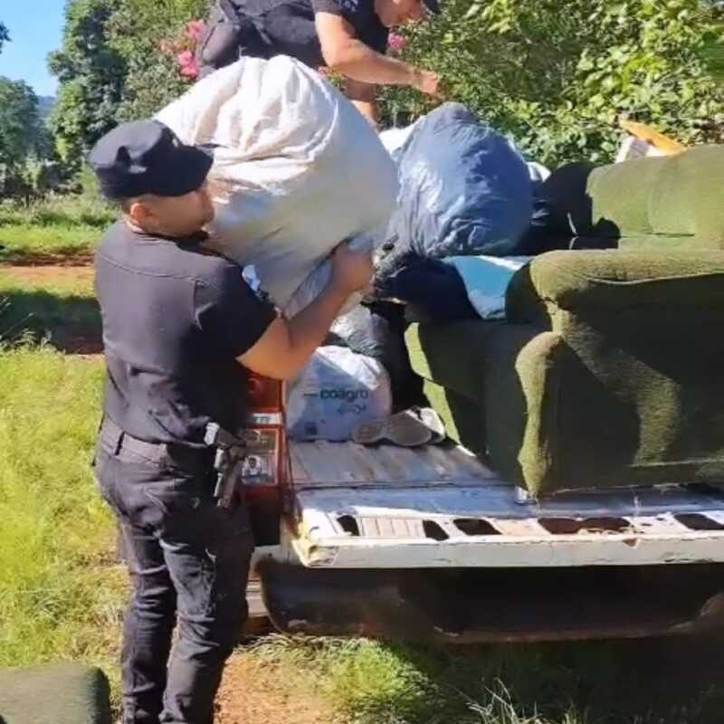 Piñalito Norte: policías y vecinos se unieron para ayudar a una familia que perdió todo en un incendio 2 WhatsApp Image 2024 12 26 at 10.40.38