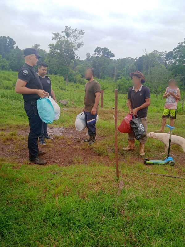 Piñalito Norte: policías y vecinos se unieron para ayudar a una familia que perdió todo en un incendio 1 WhatsApp Image 2024 12 26 at 10.40.39