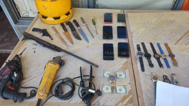 Allanamiento en la Chacra 181 de Posadas: nueve personas detenidas, armas secuestradas y bienes recuperados 1 WhatsApp Image 2025 01 21 at 11.09.56