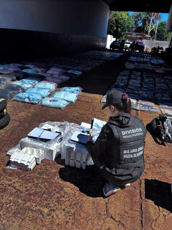 Secuestraron $38 millones en contrabando en un operativo desplegado en Jardín América 1 WhatsApp Image 2025 04 04 at 20.40.43