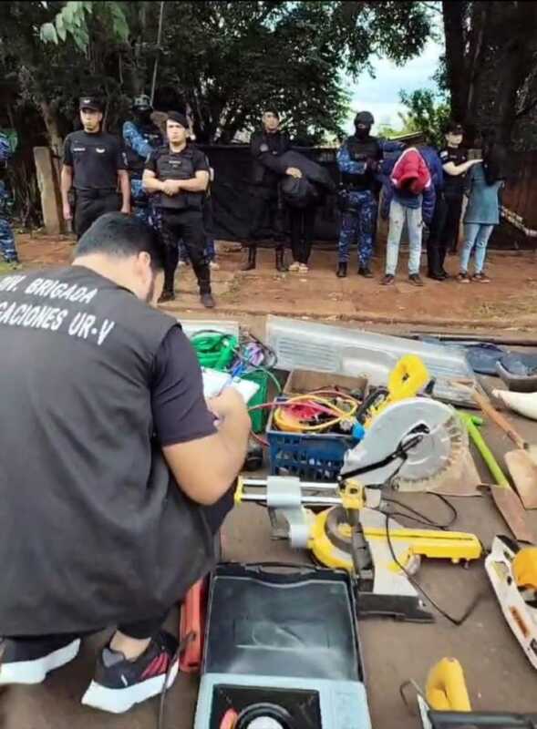 Capturaron a dos integrantes de una banda de roba motos en Iguazú: tenían un taller clandestino cerca de una escuela 2 WhatsApp Image 2025 05 27 at 20.19.15