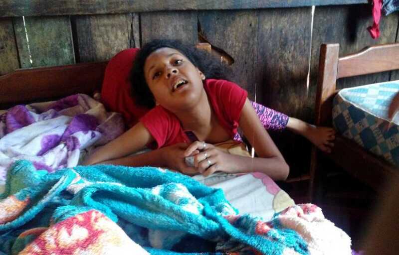 San Vicente: la adolescente con escoliosis severa ya tiene casa de material con baño instalado 1 Yesica ya tiene su habtacion y bano terminados