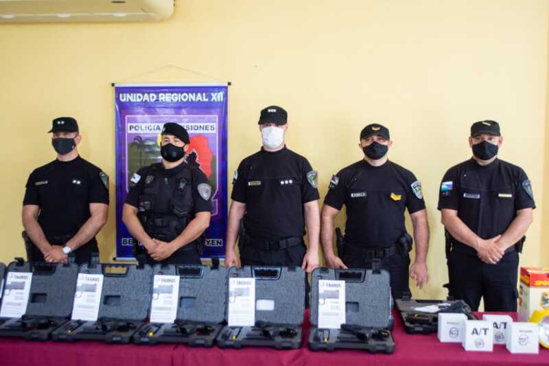 Entregaron más armas reglamentarias en Bernardo de Irigoyen y Puerto Iguazú 2 armas2