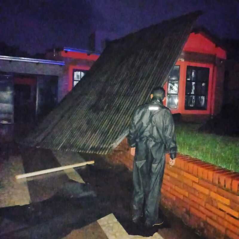 Policías recorren la provincia para asistir a familias afectadas por la tormenta 1 asistecia policia 4