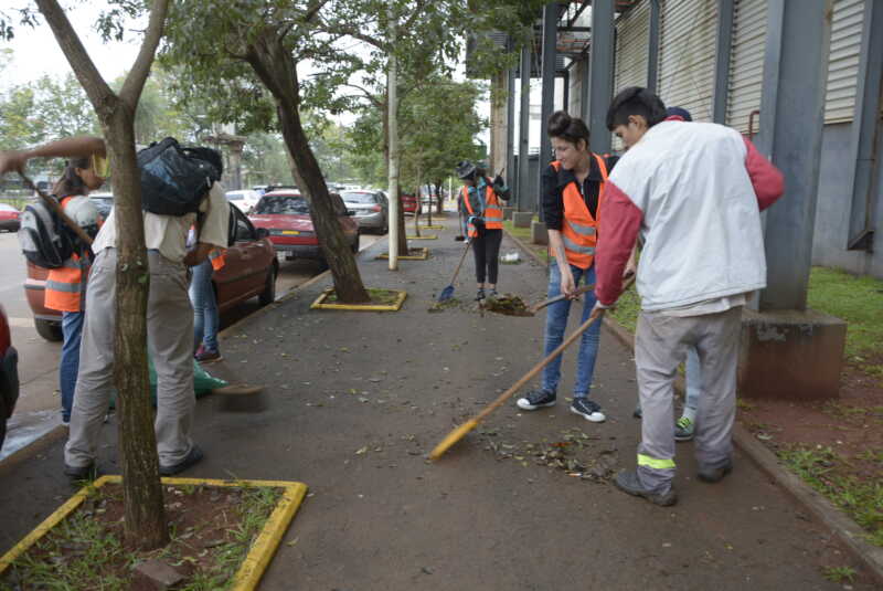 Continúan los operativos de limpieza en diferentes barrios de la ciudad 2 barrido y limpieza Zona Terminal Omnibus calle Franklin