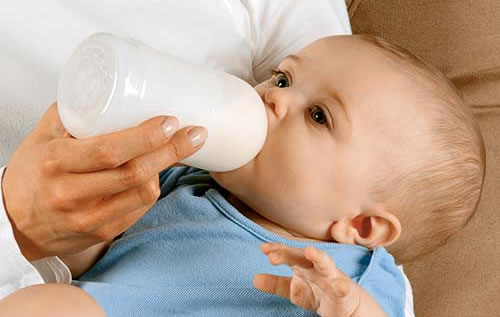 bebe tomando biberon