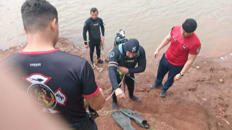 San Javier: buzos tácticos de la Policía se sumaron a la búsqueda del joven desaparecido en el río Uruguay 1 buzos busqueda 1