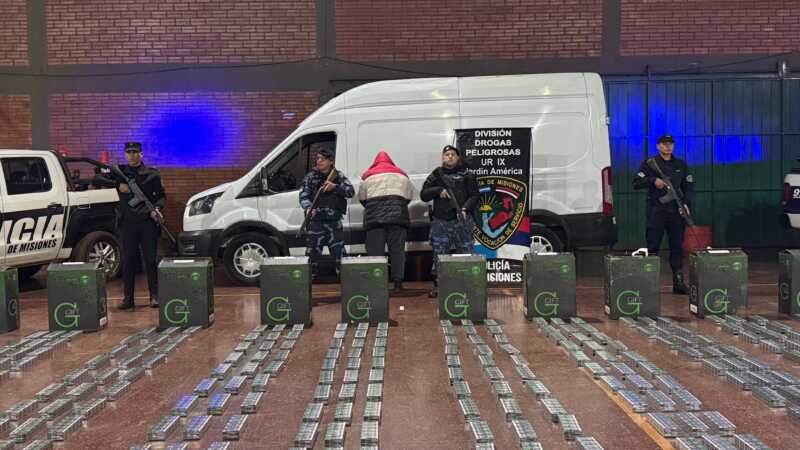 Puerto Leoni: un contrabandista fue detenido con una furgoneta abarrotada de cigarrillos 1 contrabando cigarillos 1