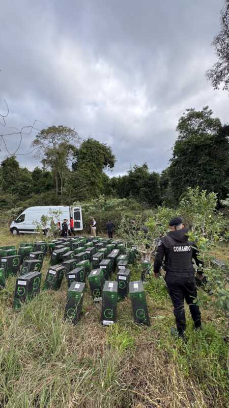 Puerto Leoni: un contrabandista fue detenido con una furgoneta abarrotada de cigarrillos 3 contrabando cigarillos 3