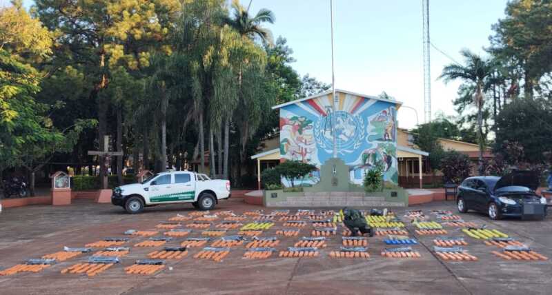 vehiculo fue hallado abandonado con 1.023 paquetes de marihuana 3