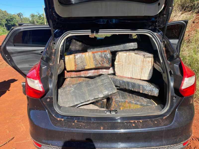 vehiculo fue hallado abandonado con 1.023 paquetes de marihuana 4