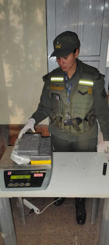 viajaba con cocaina oculta en dos bolsos 2