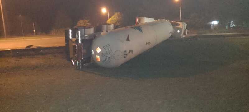 Corte total en Ruta 14 por vuelco de camión cisterna en Campo Viera: habilitan desvíos laterales 1 vuelco camion 1
