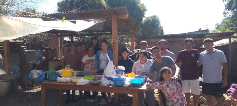 Almuerzo solidario por el Día del Amigo en la chacra 158 de Posadas 1 abriendo caminas 2