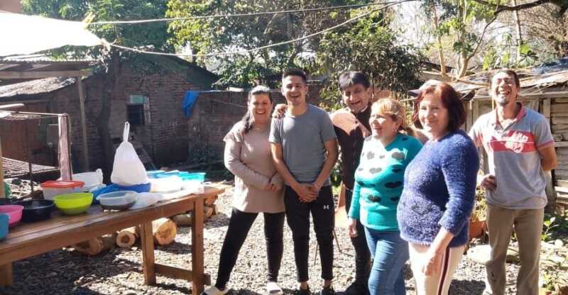 Almuerzo solidario por el Día del Amigo en la chacra 158 de Posadas 2 abriendo caminas 3