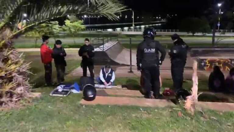 Villa Cabello: diez demorados y  drogas secuestradas en una plaza