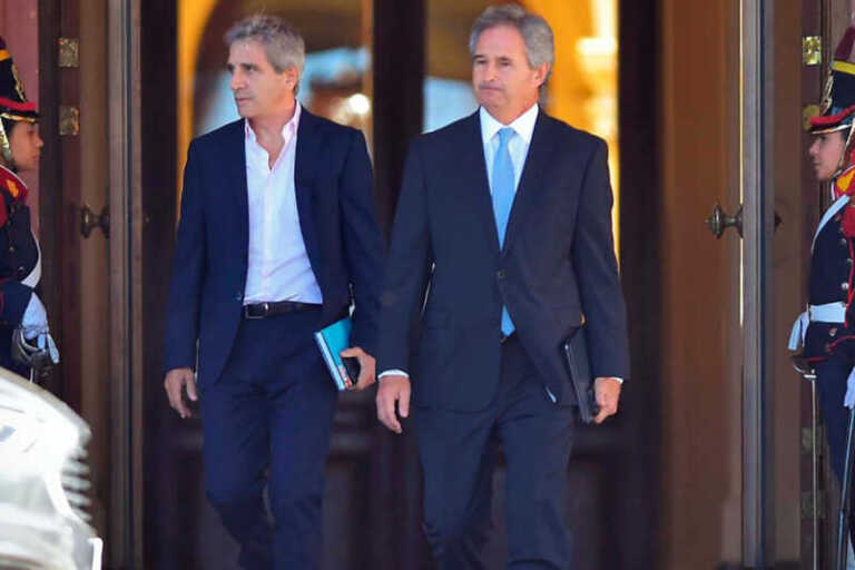 El Gobierno acusa a los bancos de fogonear la suba del dólar