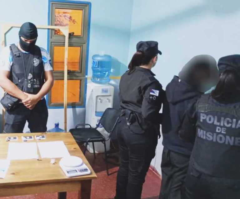 Noticias 13 Pasamanos exprés de cocaína en la ruta: la Policía atrapó a una mujer en plena venta