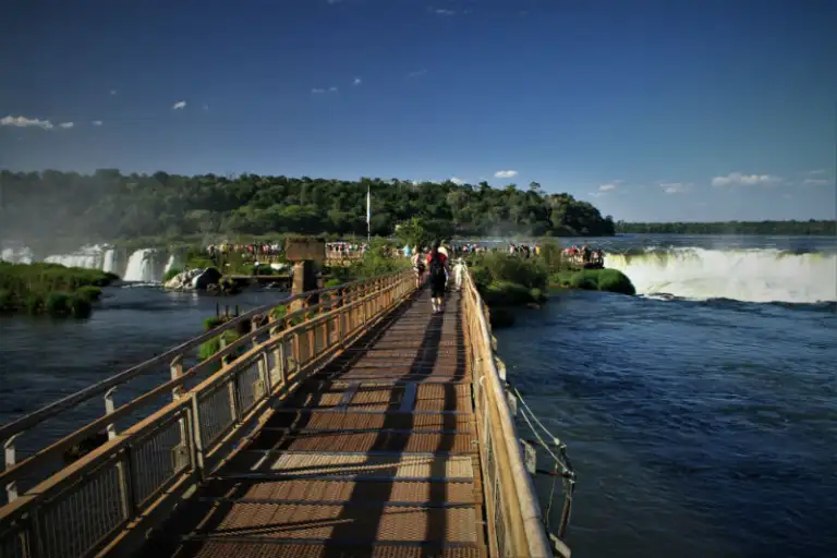 Iguazú, Bariloche y Mar del Plata hacen números: el turismo que queda en pie consume mucho menos